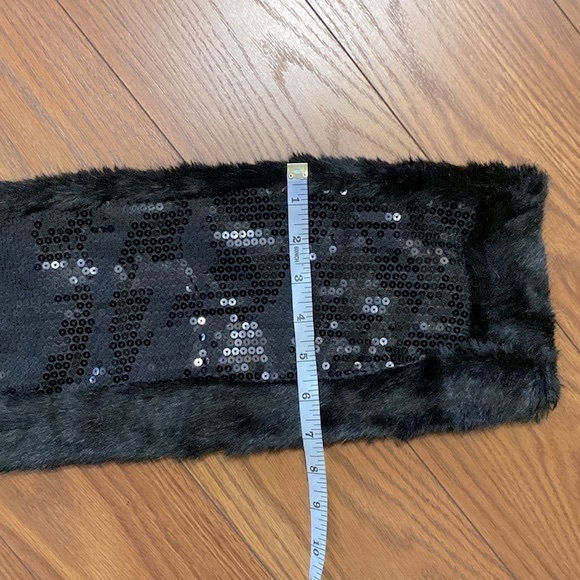 Candies woman’s black pull through sparking sequins & faux fur scarf 🧣 - Picture 9 of 12